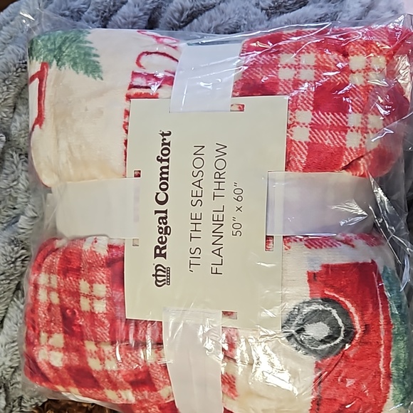 NIP Merry Christmas Regal Comfort Flannel Throw - Picture 1 of 3